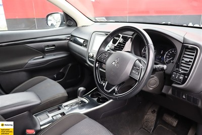 2022 Mitsubishi Outlander - Thumbnail