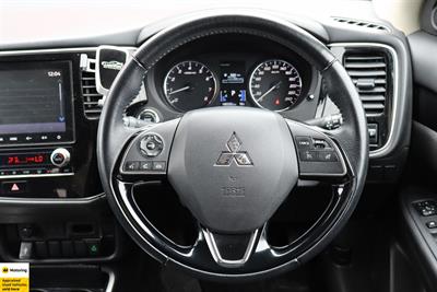 2022 Mitsubishi Outlander - Thumbnail