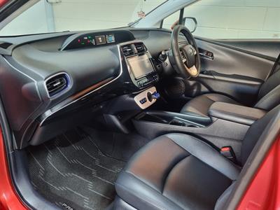 2016 Toyota Prius - Thumbnail