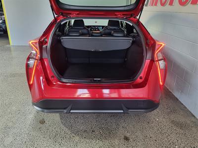 2016 Toyota Prius - Thumbnail