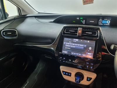 2016 Toyota Prius - Thumbnail