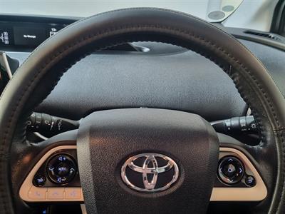 2016 Toyota Prius - Thumbnail