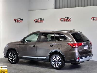 2022 Mitsubishi Outlander - Thumbnail