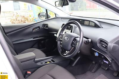 2019 Toyota Prius - Thumbnail