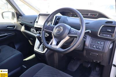 2016 Nissan Serena - Thumbnail