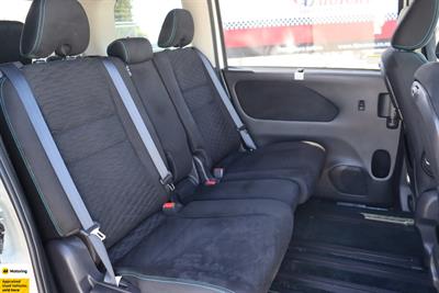 2016 Nissan Serena - Thumbnail