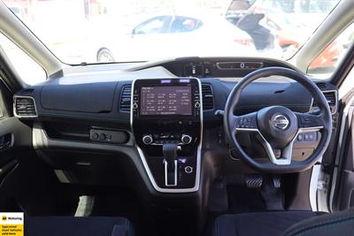 2016 Nissan Serena - Thumbnail