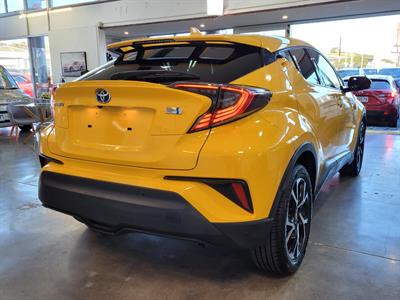2017 Toyota C-HR - Thumbnail