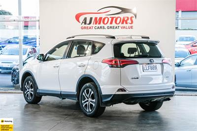 2018 Toyota RAV4 - Thumbnail