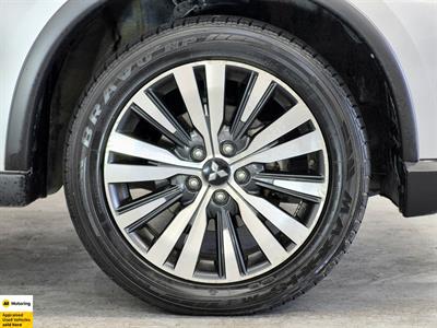 2022 Mitsubishi Outlander - Thumbnail