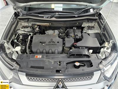 2022 Mitsubishi Outlander - Thumbnail