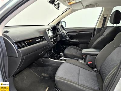 2022 Mitsubishi Outlander - Thumbnail