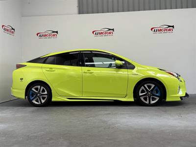 2017 Toyota Prius - Thumbnail