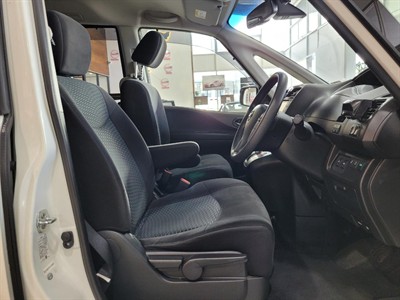 2016 Nissan Serena - Thumbnail