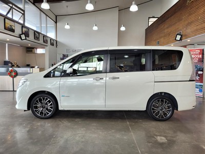 2016 Nissan Serena - Thumbnail