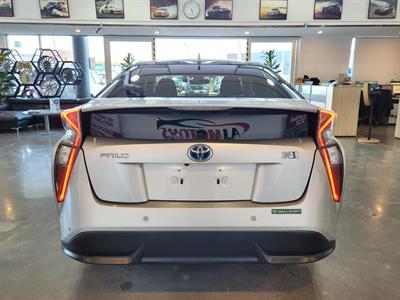 2017 Toyota Prius - Thumbnail