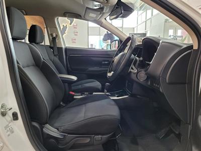 2021 Mitsubishi Outlander - Thumbnail