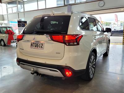 2021 Mitsubishi Outlander - Thumbnail