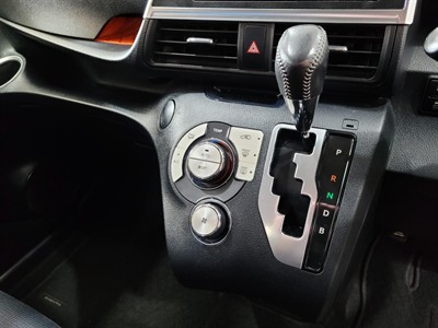 2016 Toyota Sienta - Thumbnail