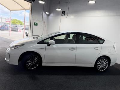 2014 Toyota Prius - Thumbnail