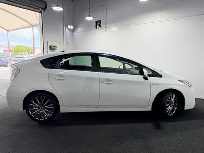 2014 Toyota Prius - Thumbnail