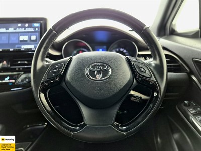 2017 Toyota C-HR - Thumbnail