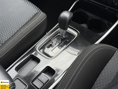 2022 Mitsubishi Outlander - Thumbnail