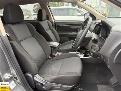 2022 Mitsubishi Outlander - Thumbnail