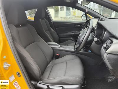 2017 Toyota C-HR - Thumbnail