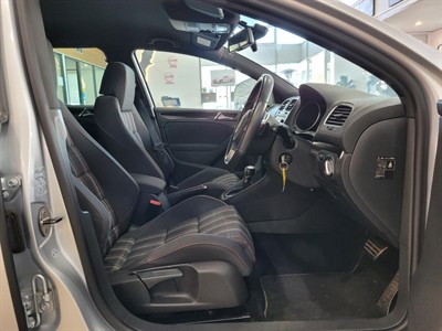 2011 Volkswagen Golf - Thumbnail