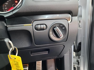 2011 Volkswagen Golf - Thumbnail