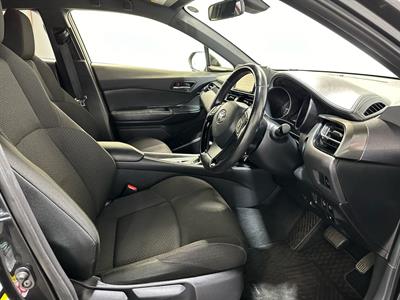 2017 Toyota C-HR - Thumbnail