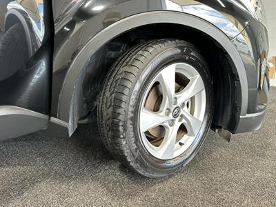 2017 Toyota C-HR - Thumbnail