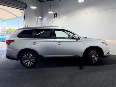 2022 Mitsubishi Outlander - Thumbnail