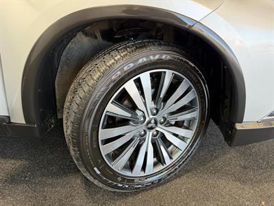 2022 Mitsubishi Outlander - Thumbnail