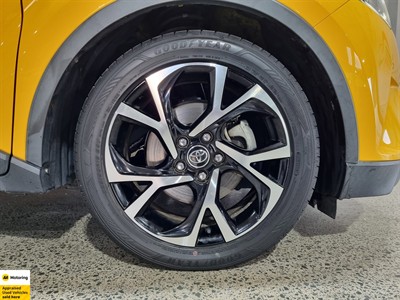 2017 Toyota C-HR - Thumbnail