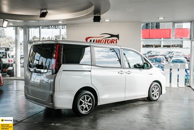 2015 Toyota Noah - Thumbnail