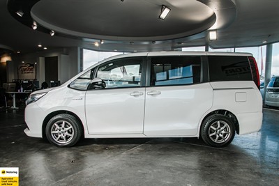 2015 Toyota Noah - Thumbnail