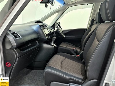 2016 Nissan Serena - Thumbnail