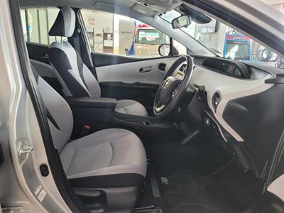 2019 Toyota Prius - Thumbnail