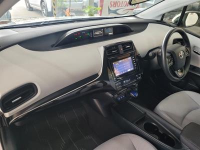 2019 Toyota Prius - Thumbnail