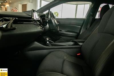 2017 Toyota C-HR - Thumbnail