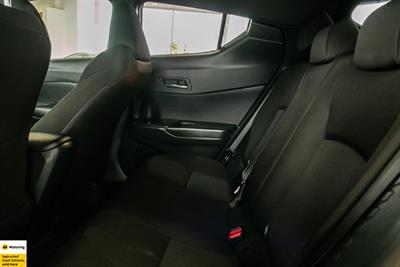 2017 Toyota C-HR - Thumbnail