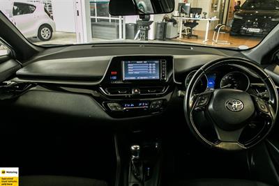 2017 Toyota C-HR - Thumbnail