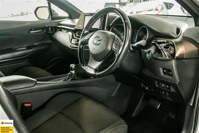 2017 Toyota C-HR - Thumbnail