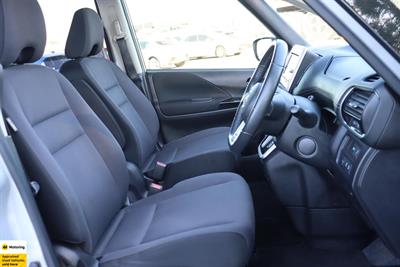 2017 Nissan Serena - Thumbnail