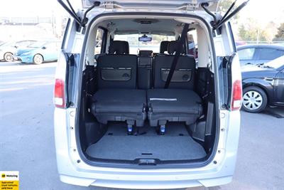 2017 Nissan Serena - Thumbnail
