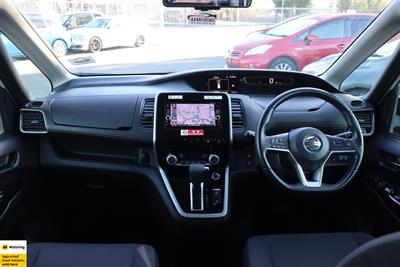 2017 Nissan Serena - Thumbnail
