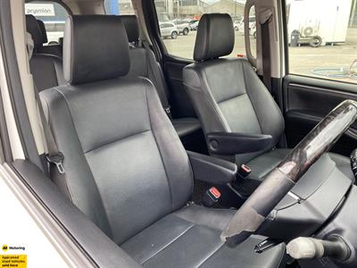 2015 Toyota Esquire - Thumbnail