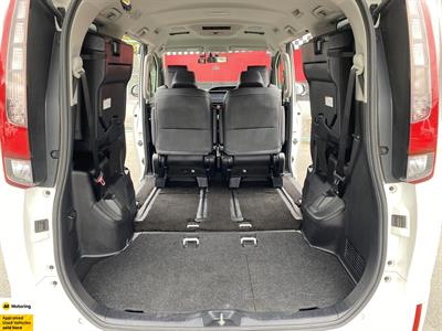 2015 Toyota Esquire - Thumbnail